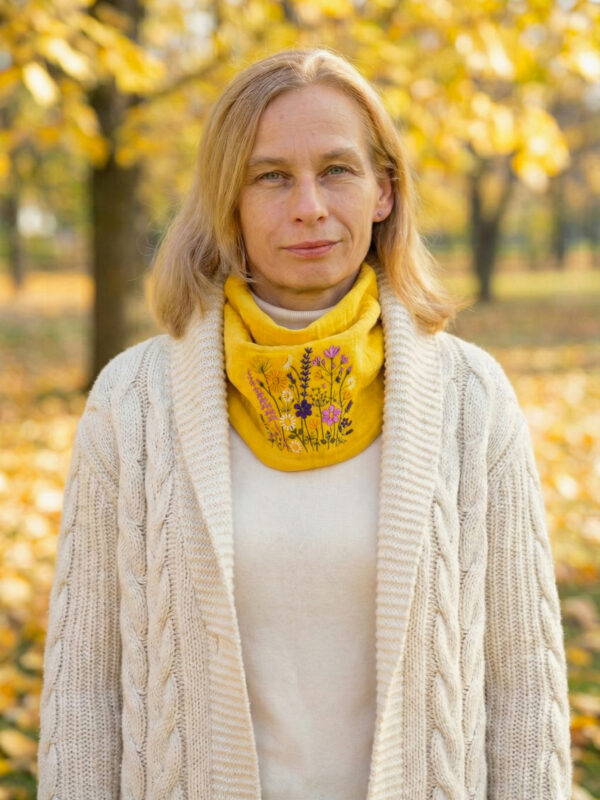 Nákrčník (Yellow embroidery)