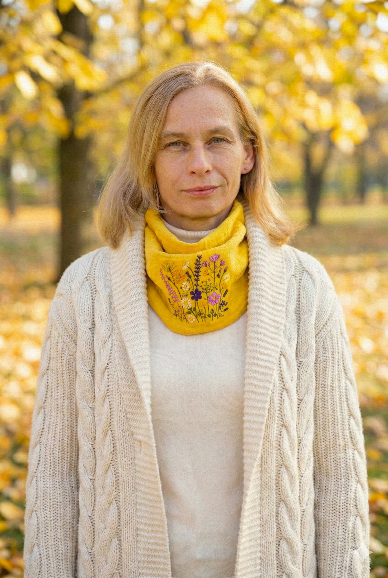 Nákrčník (Yellow embroidery)